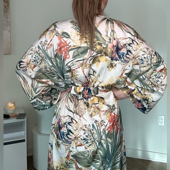 Perfect as a pool pareo, beach cover-up, or luxurious lounge robe. - Picture 5 of 10